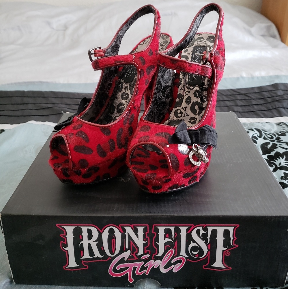 Red leopard with silver daggles